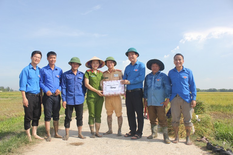 Lãnh đạo Tỉnh đoàn động viên và tặng quà cho đội thanh niên tình nguyện gặt lúa giúp dân